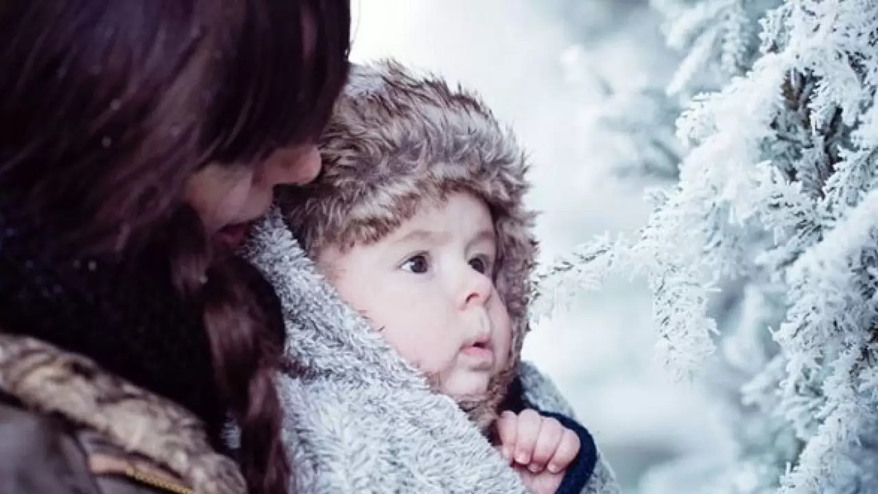 خوف الأم على طفلها من البرد